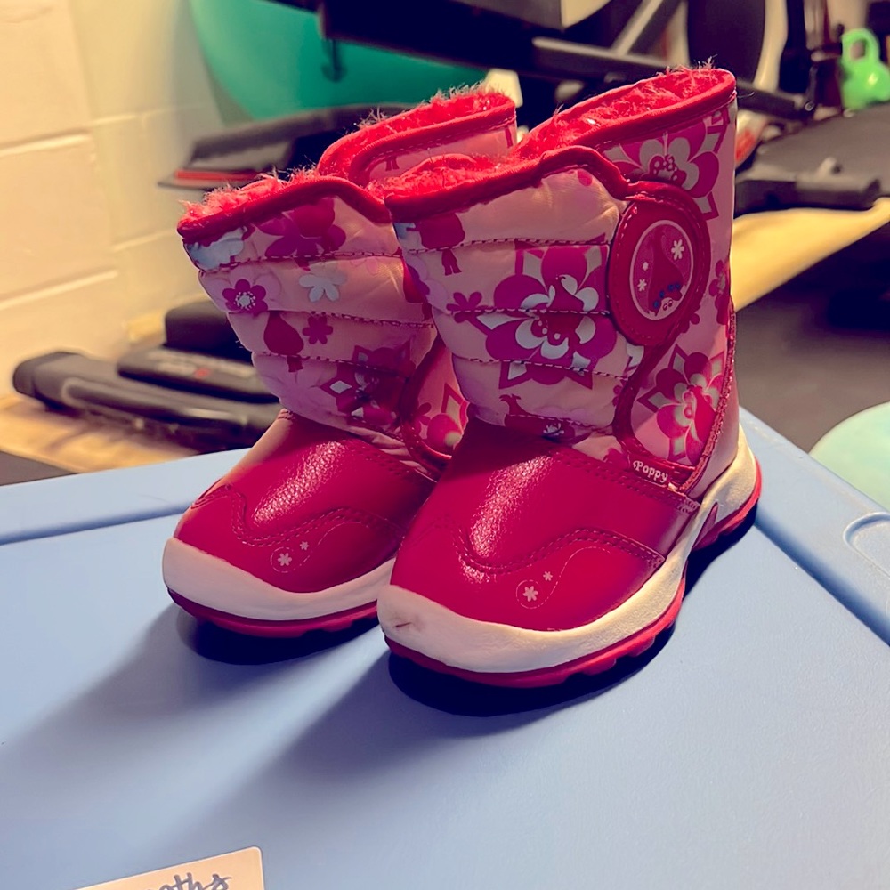 Gently worn toddler snow boot! Re-posh!